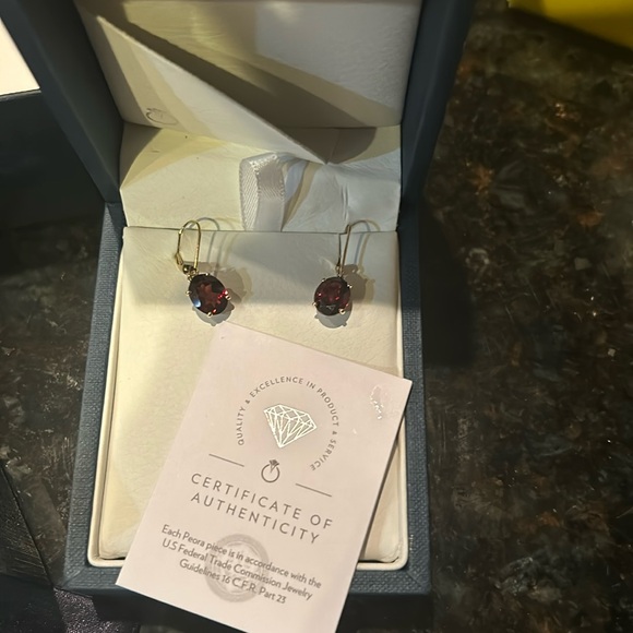 Peora garnet and gold earrings brand new in box - Picture 2 of 4